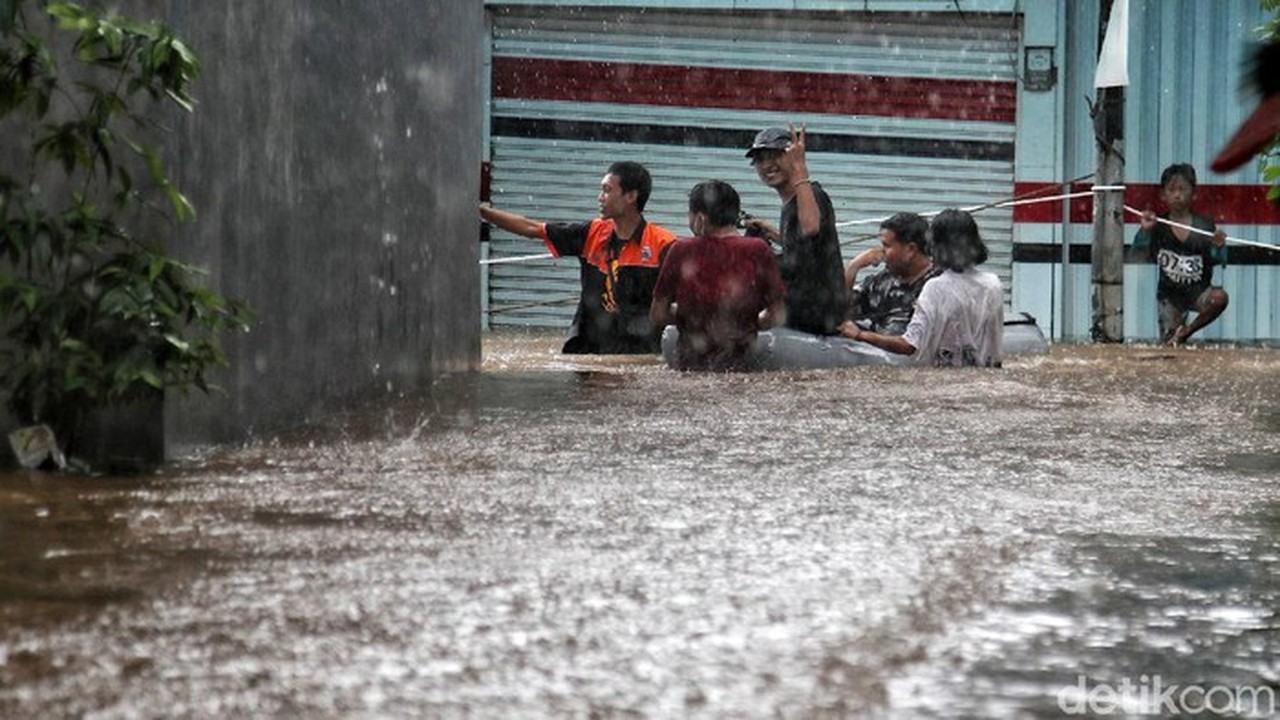 Cipinang Melayu Terendam Banjir Akibat Luapan Kali Sunter, Ketinggian Air Capai 130 Cm