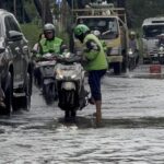 Banjir Kelapa Gading, Ojol Terpaksa Parkir di Tengah Jalan Demi Ambil Pesanan
