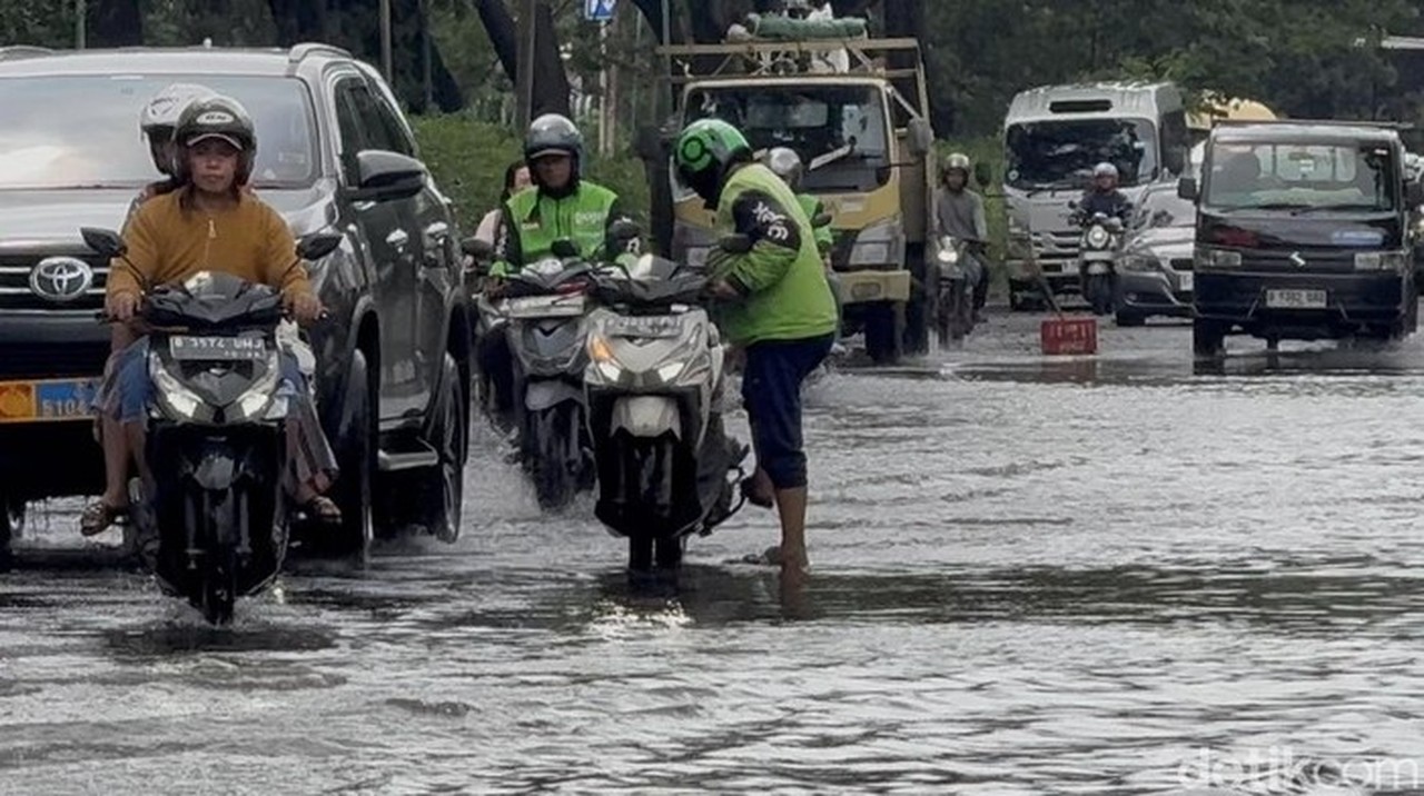 Banjir Kelapa Gading, Ojol Terpaksa Parkir di Tengah Jalan Demi Ambil Pesanan
