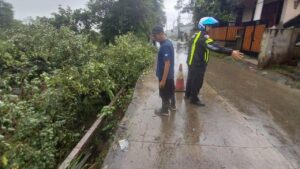 Tebing Jalan Raya Cilebut Bogor Longsor Akibat Hujan Deras, 1 Rumah Tertimbun
