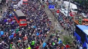 Terjebak Banjir 3 Jam di Daan Mogot, Warga Pilih Kembali Pulang daripada Berkantor