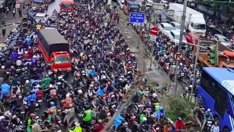 Terjebak Banjir 3 Jam di Daan Mogot, Warga Pilih Kembali Pulang daripada Berkantor