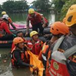 Ibu Tenggelam di Danau Bekasi, Tim SAR Brimob Polda Metro Jaya Berhasil Evakuasi Korban