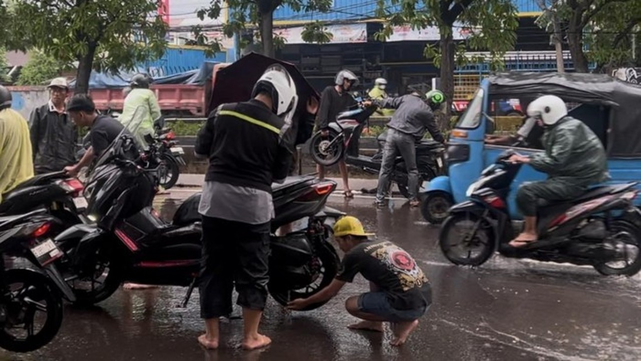 Banjir Daan Mogot Seharian, Warga Rela Bantu Pengendara Motor Mogok Tanpa Imbalan Banjir Daan Mogot Seharian, Warga Rela Bantu Pengendara Motor Mogok Tanpa Imbalan