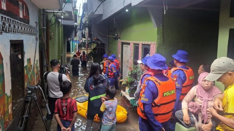 Ditpolairud Polda Metro Jaya Turun Tangan Bantu Warga Terdampak Banjir di Kebon Pala Ditpolairud Polda Metro Jaya Turun Tangan Bantu Warga Terdampak Banjir di Kebon Pala