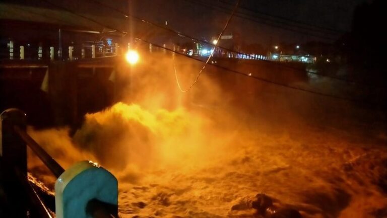 Bendung Katulampa Siaga 3 Akibat Hujan Deras di Puncak Bogor, Warga Diminta Waspada Bendung Katulampa Siaga 3 Akibat Hujan Deras di Puncak Bogor, Warga Diminta Waspada