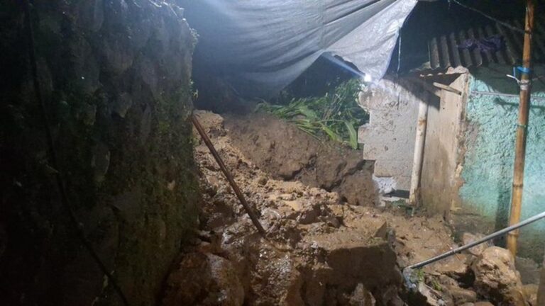 Tembok Penahan Tanah Longsor di Bogor, Satu Warga Tewas Tertimbun Material Tembok Penahan Tanah Longsor di Bogor, Satu Warga Tewas Tertimbun Material