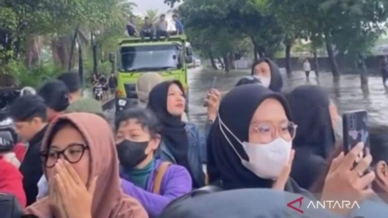 Cerita Pekerja: Tumpangan Truk Gratis Terobos Banjir dan Macet Daan Mogot Cerita Pekerja: Tumpangan Truk Gratis Terobos Banjir dan Macet Daan Mogot