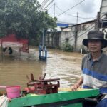 Pedagang Ikan Bekasi Terjang Banjir Kranji Demi Cuan dan Nafkahi Keluarga