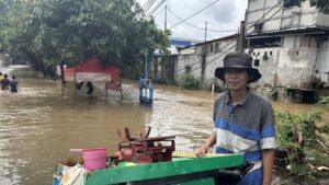 Pedagang Ikan Bekasi Terjang Banjir Kranji Demi Cuan dan Nafkahi Keluarga