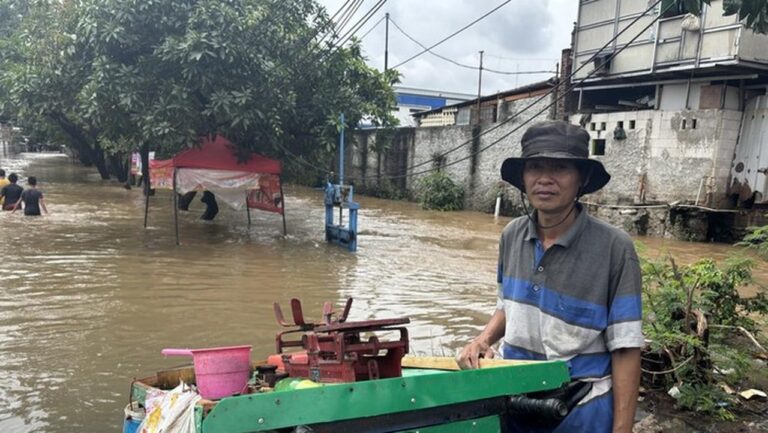 Pedagang Ikan Bekasi Terjang Banjir Kranji Demi Cuan dan Nafkahi Keluarga Pedagang Ikan Bekasi Terjang Banjir Kranji Demi Cuan dan Nafkahi Keluarga