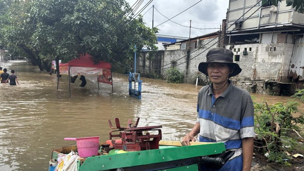 Pedagang Ikan Bekasi Terjang Banjir Kranji Demi Cuan dan Nafkahi Keluarga