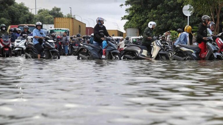 Puluhan RT di Jakarta Masih Terendam Banjir, Ketinggian Air Capai 3,5 Meter