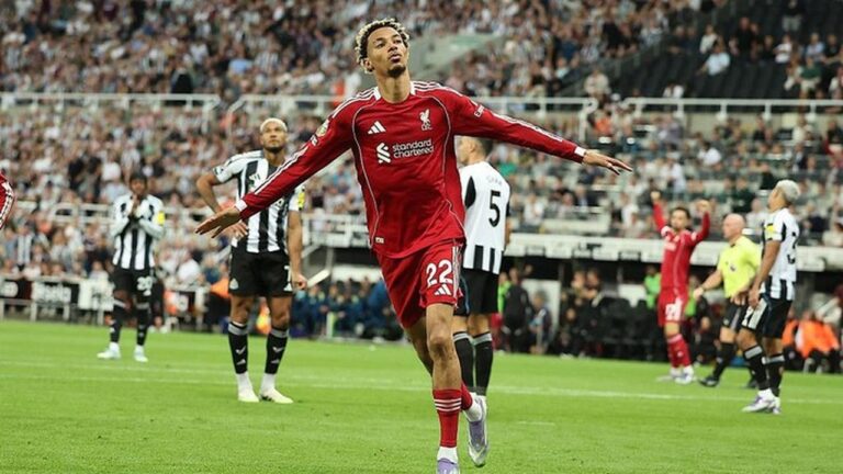 Hugo Ekitike Siap Bungkam Cemoohan Fans Newcastle di Anfield Hugo Ekitike Siap Bungkam Cemoohan Fans Newcastle di Anfield