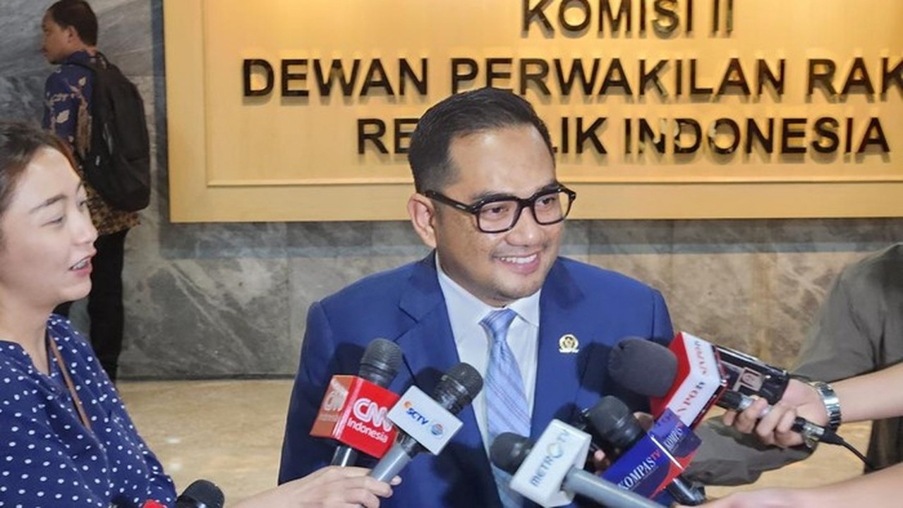 Ketua Komisi Ii Dpr Rifqinizamy Karsayuda Di Kompleks Parlemen, Senayan, Jakarta, Senin (28/4/2025). Foto: (adrial Akbar/detikcom)