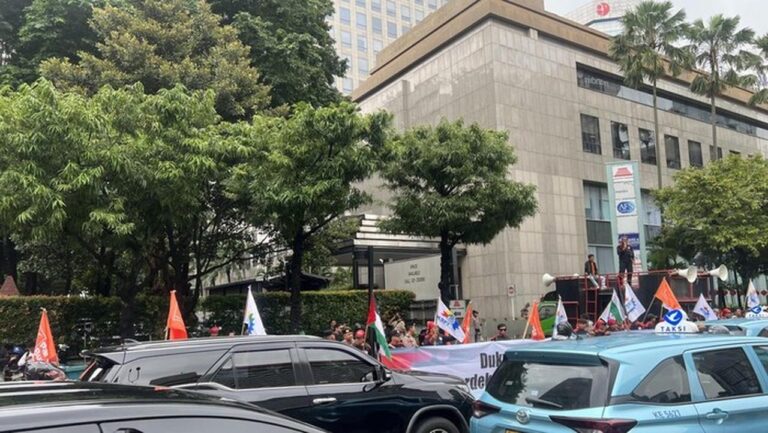 Buruh Tolak RI Masuk Dewan Perdamaian Gaza, Demo di Depan Kantor PBB Jakarta