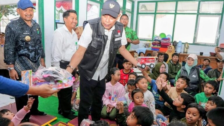 Wamensos Tinjau Korban Banjir Pemalang, Salurkan Bantuan Logistik dan Santunan Ahli Waris