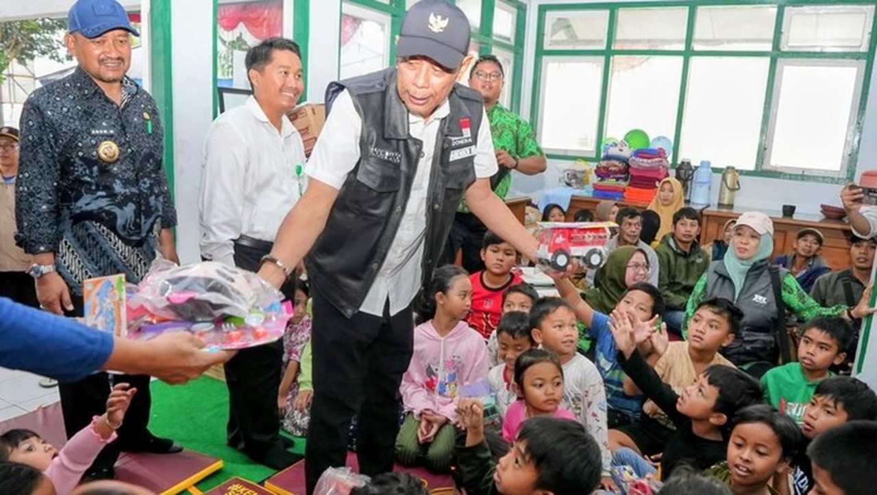 Wamensos Tinjau Korban Banjir Pemalang, Salurkan Bantuan Logistik dan Santunan Ahli Waris Wamensos Tinjau Korban Banjir Pemalang, Salurkan Bantuan Logistik dan Santunan Ahli Waris