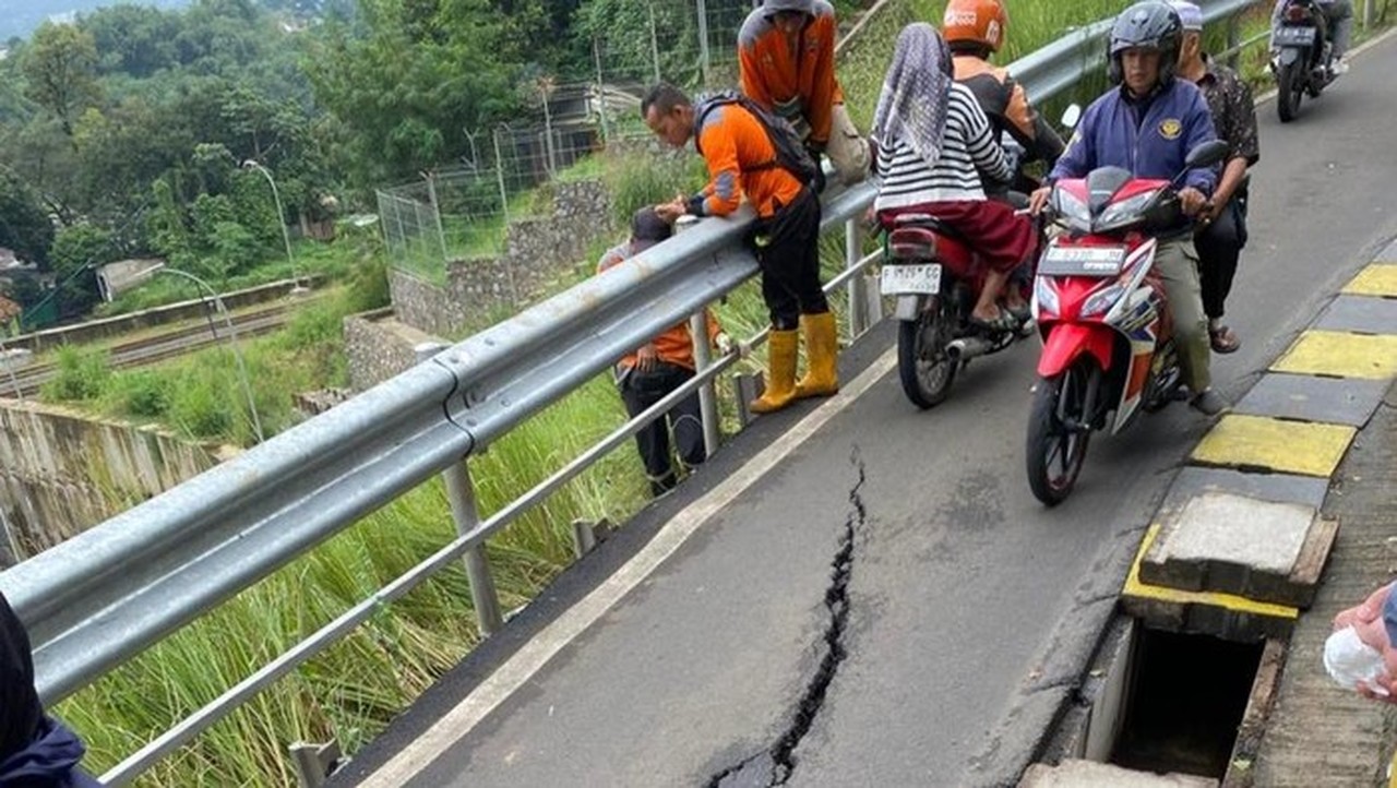 Foto: Jalan Di Batutulis, Kota Bogor Mengalami Retak Dan Penurunan Tanah. (dok. Istimewa)