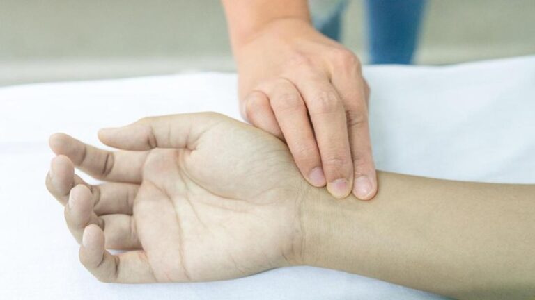 Pengemudi Ditemukan Meninggal di Dalam Mobil di Pinggir Tol Cikampek Km 27