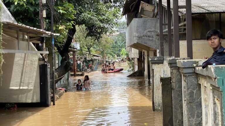 Banjir Pejaten Timur Masih Merendam, Ketinggian Air Mencapai 1,7 Meter