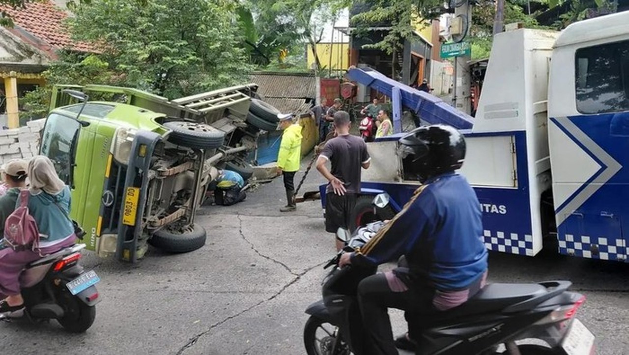 Truk Bermuatan Hebel Terguling di Cimanggis Depok Akibat Tak Kuat Menanjak