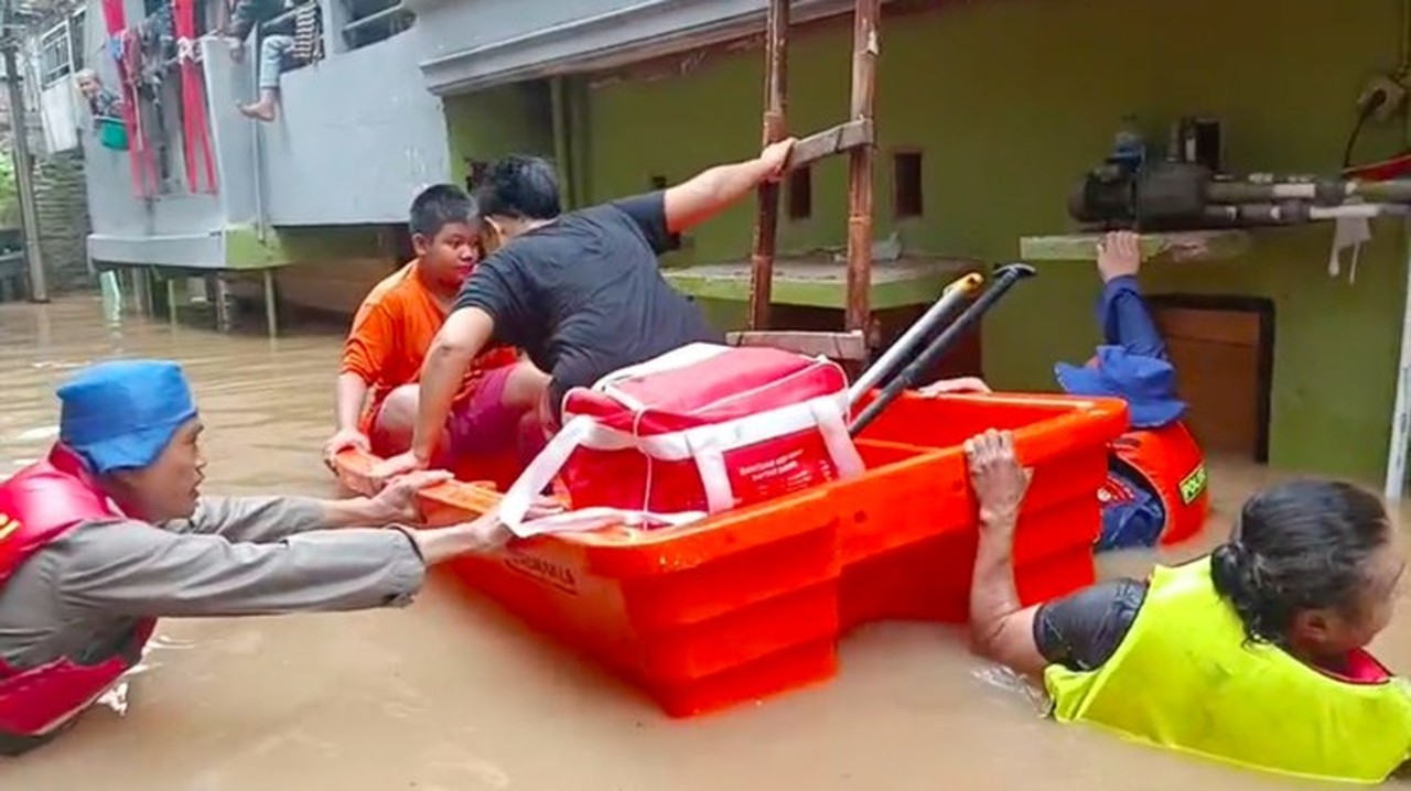 Banjir Kampung Melayu Tak Surut, Polairud Polda Metro Evakuasi Ratusan Warga Terdampak Banjir Kampung Melayu Tak Surut, Polairud Polda Metro Evakuasi Ratusan Warga Terdampak