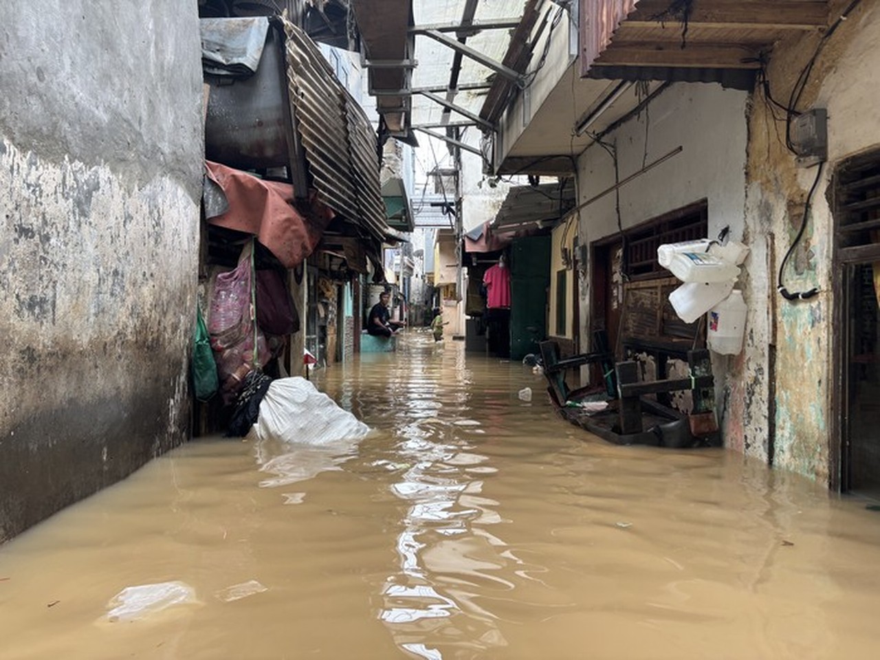 Sungai Ciliwung Meluap, Banjir Rendam Ribuan Warga Kampung Melayu Jakarta Timur