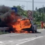 BMW X3 Terbakar Hebat di Tol Gresik, Sempat Keluarkan Asap Sebelum Meledak