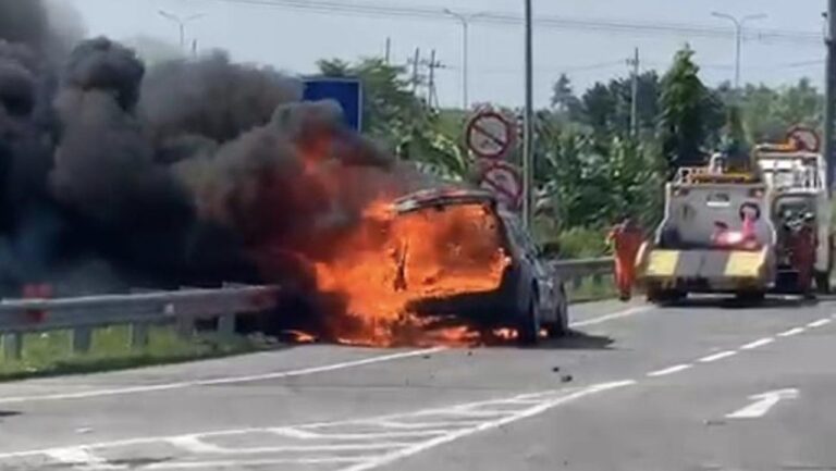 BMW X3 Terbakar Hebat di Tol Gresik, Sempat Keluarkan Asap Sebelum Meledak