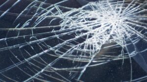 Fortuner Terguling Akibat Tabrak Pohon di Daan Mogot, Lalin Sempat Terganggu