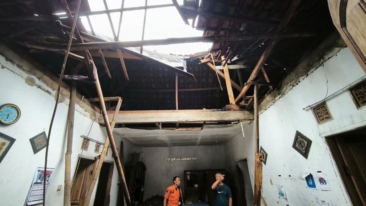 Angin Kencang Terjang Ciomas Bogor, 14 Rumah Warga Rusak Parah
