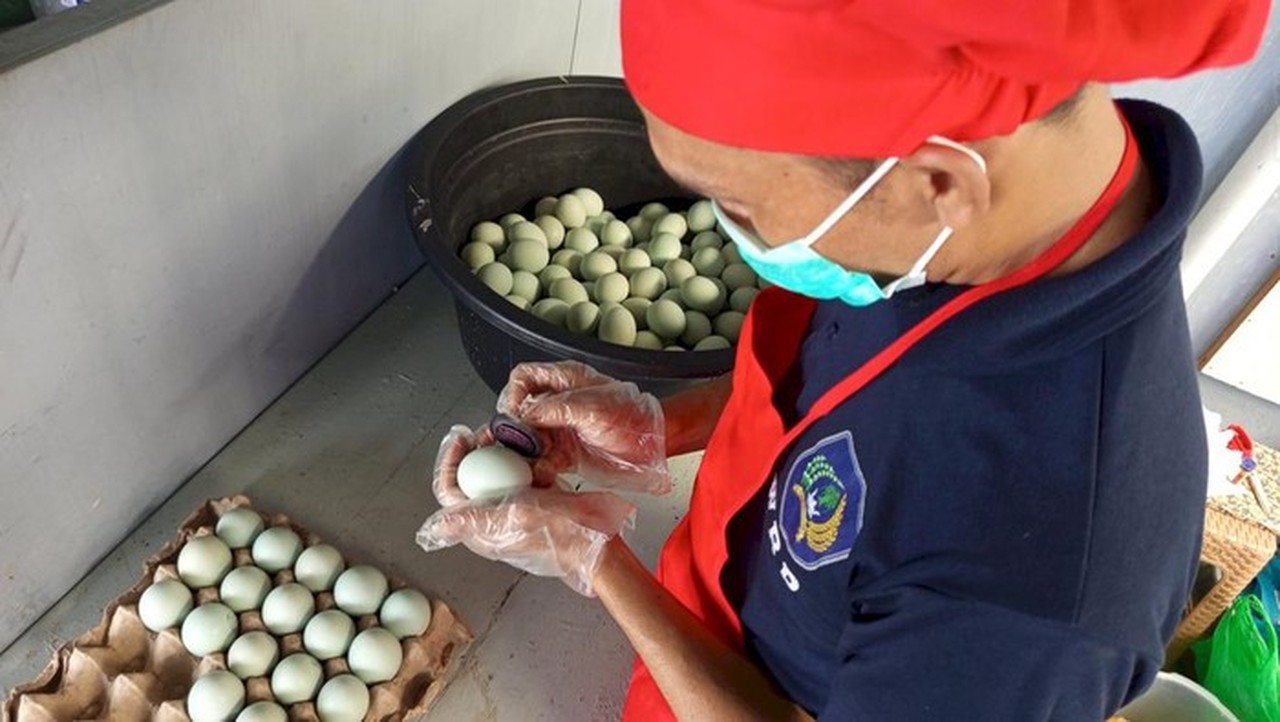 Warga Binaan Lapas Kotabaru Ciptakan Telur Asin UMKM La New City, Bekal Kemandirian