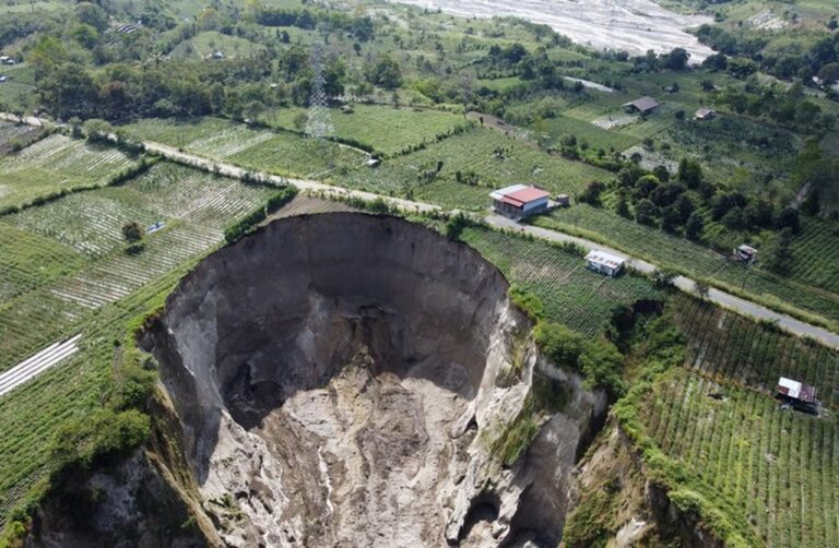 Lubang Raksasa di Aceh Tengah Meluas, Jalan Putus dan Mengancam Perkampungan Warga