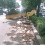 Truk Pecah Ban di Cempaka Putih Terguling, Dua Penumpang Luka-Luka