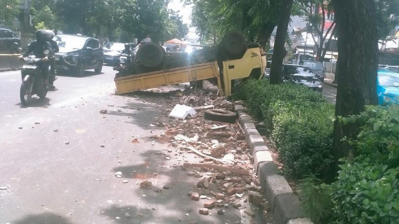 Truk Pecah Ban di Cempaka Putih Terguling, Dua Penumpang Luka-Luka