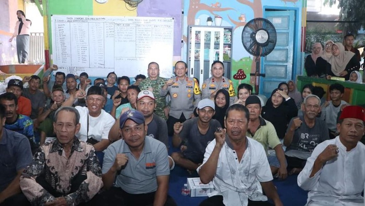 Kapolda Metro dan Pangdam Jaya Pererat Silaturahmi dengan Warga Srengseng, Jakbar Kapolda Metro dan Pangdam Jaya Pererat Silaturahmi dengan Warga Srengseng, Jakbar