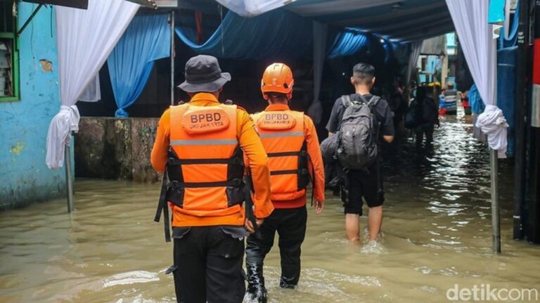 Banjir Jakarta: 29 RT Masih Terendam, Ribuan Warga Mengungsi
