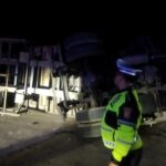 Truk Kontainer Pengangkut Kayu Terguling di Tanjakan Pandeglang Akibat Diduga Overload