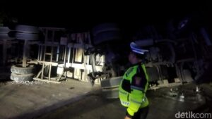 Truk Kontainer Pengangkut Kayu Terguling di Tanjakan Pandeglang Akibat Diduga Overload