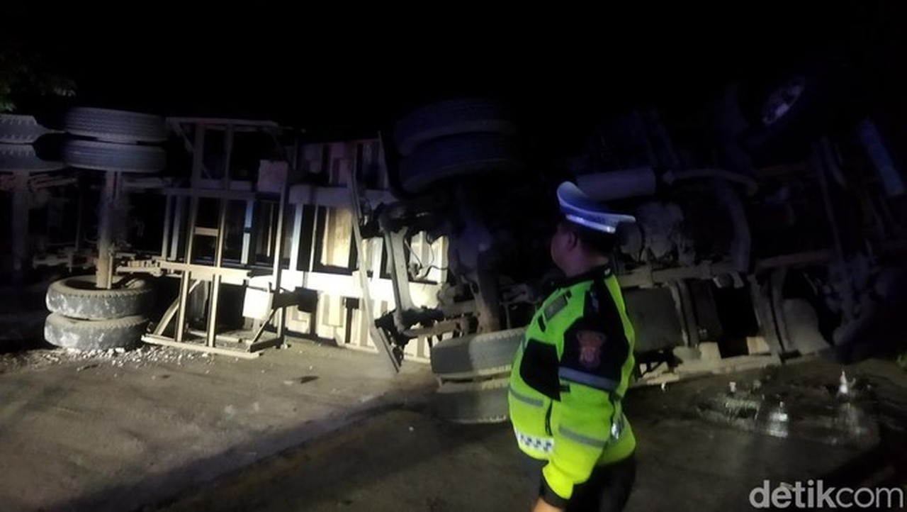 Truk Kontainer Pengangkut Kayu Terguling di Tanjakan Pandeglang Akibat Diduga Overload