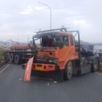 Truk Tronton Bermuatan Besi Melintang di Flyover Ciputat, Lalu Lintas Macet Parah