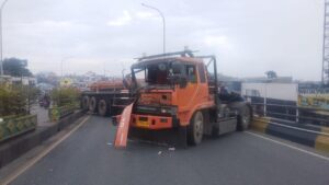 Truk Tronton Bermuatan Besi Melintang di Flyover Ciputat, Lalu Lintas Macet Parah