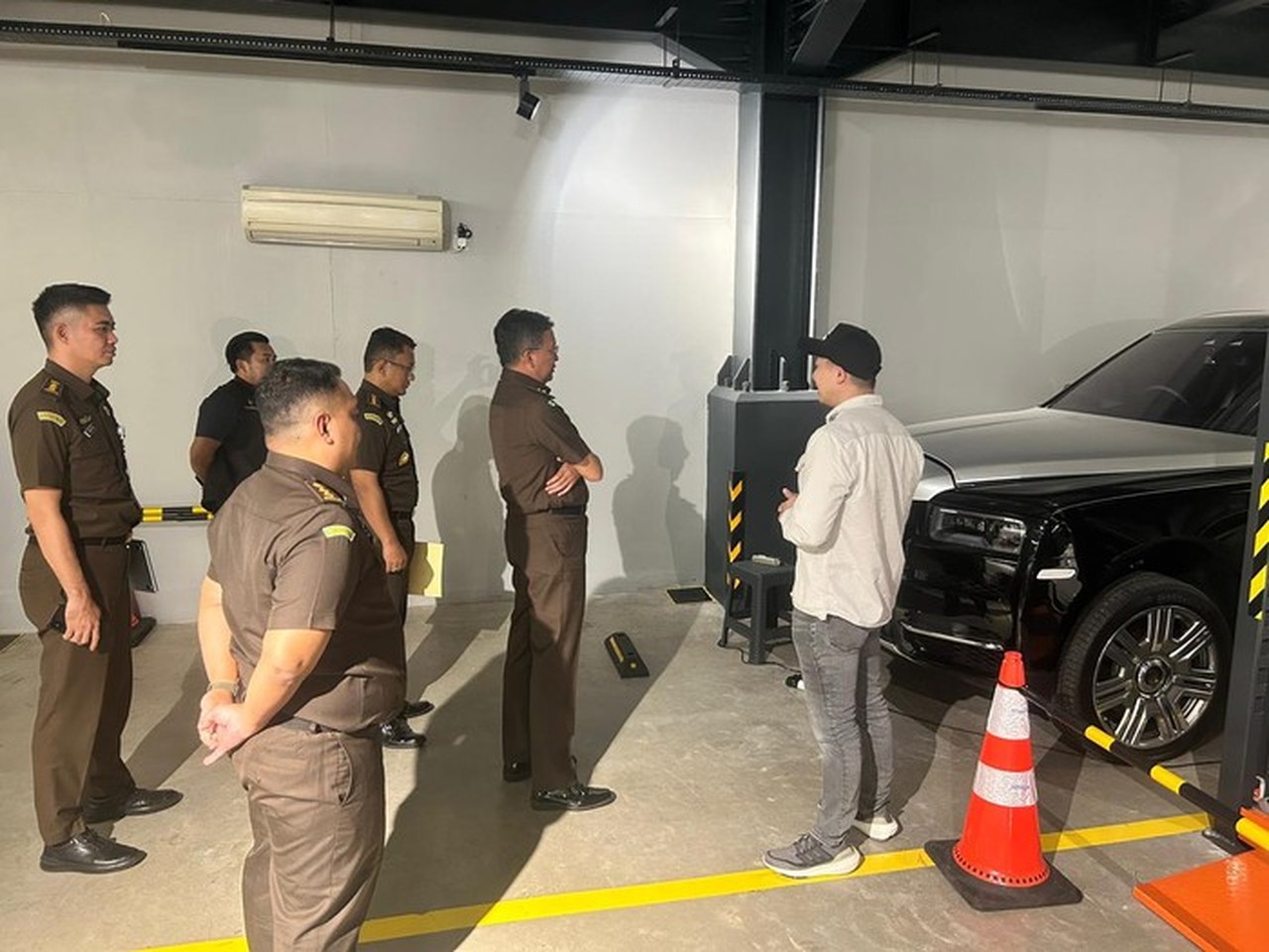 Kejagung Siap Lelang Rolls-Royce dan Porsche Milik Harvey Moeis, Aset Lain Juga Dibidik