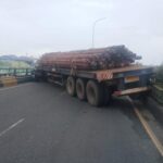 Truk Tronton Muatan Besi Kecelakaan di Flyover Ciputat, Sopir Terjepit