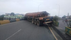 Truk Tronton Muatan Besi Kecelakaan di Flyover Ciputat, Sopir Terjepit