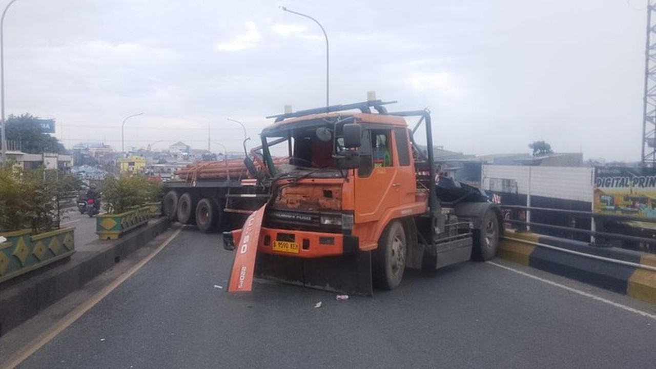 Tronton Muatan Baja Mogok di Flyover Ciputat, Sopir Terjepit dan Nyaris Tabrak Pasangan Suami Istri