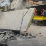 Truk Material Terguling di Mampang Prapatan Sebabkan Kemacetan Parah