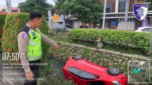 Diduga Mengantuk, Mobil Agya Tercebur ke Kali di Cikupa Tangerang