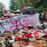 Mahasiswa Tumpahkan 2 Truk Sampah di Kantor Walkot Tangsel, Tuntut Solusi Polemik Sampah